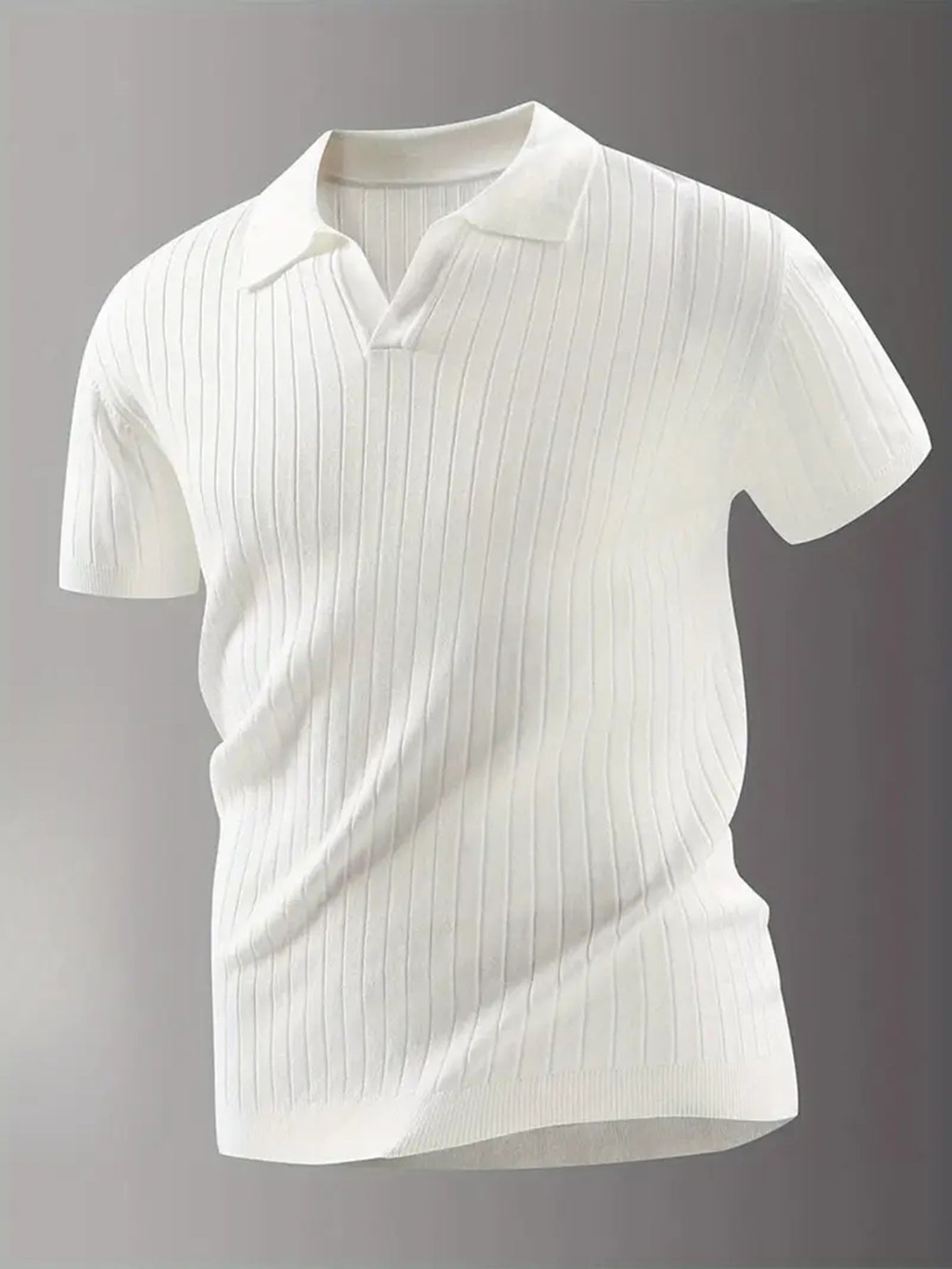Camiseta gola polo de malha com listra vertical.