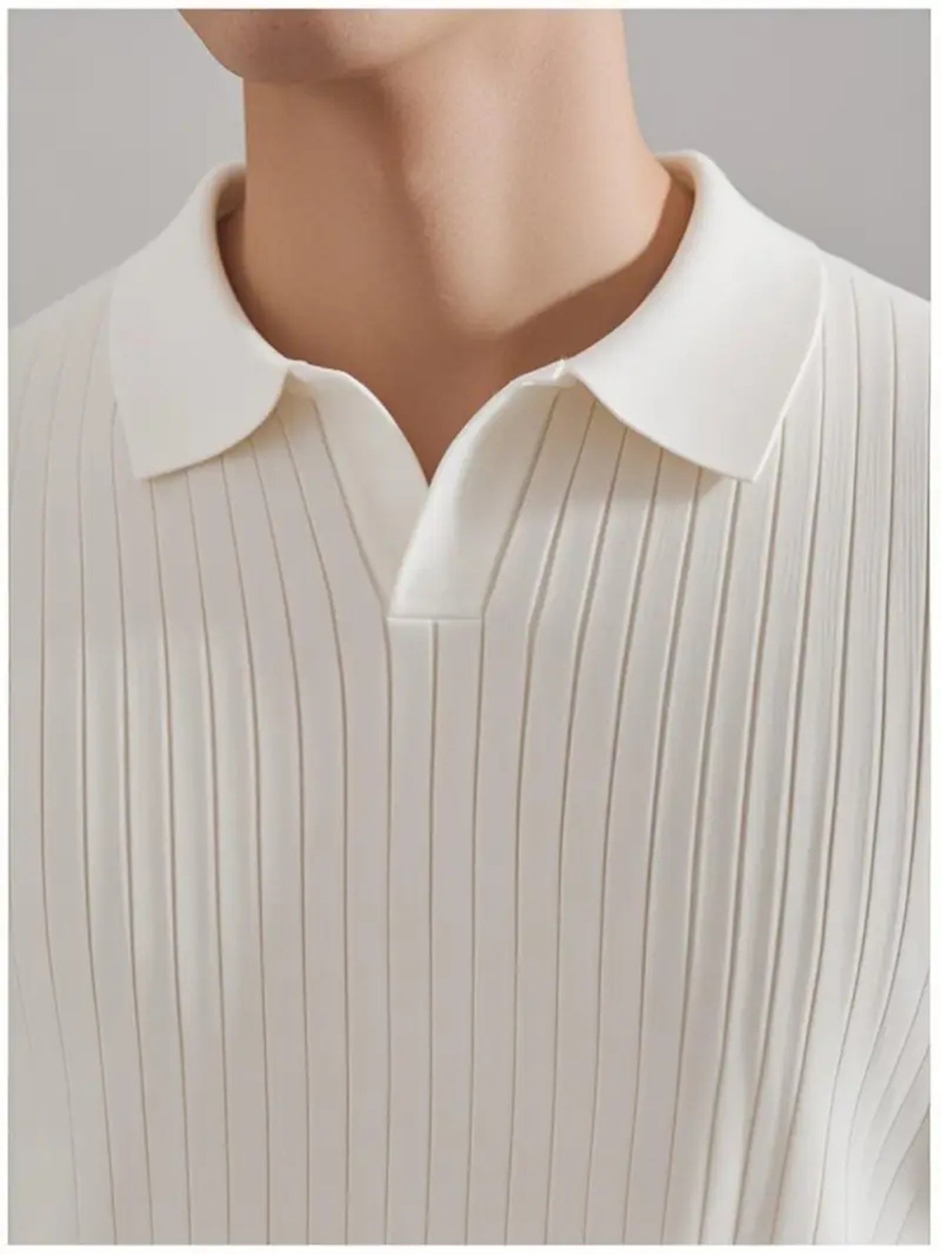 Camiseta gola polo de malha com listra vertical.