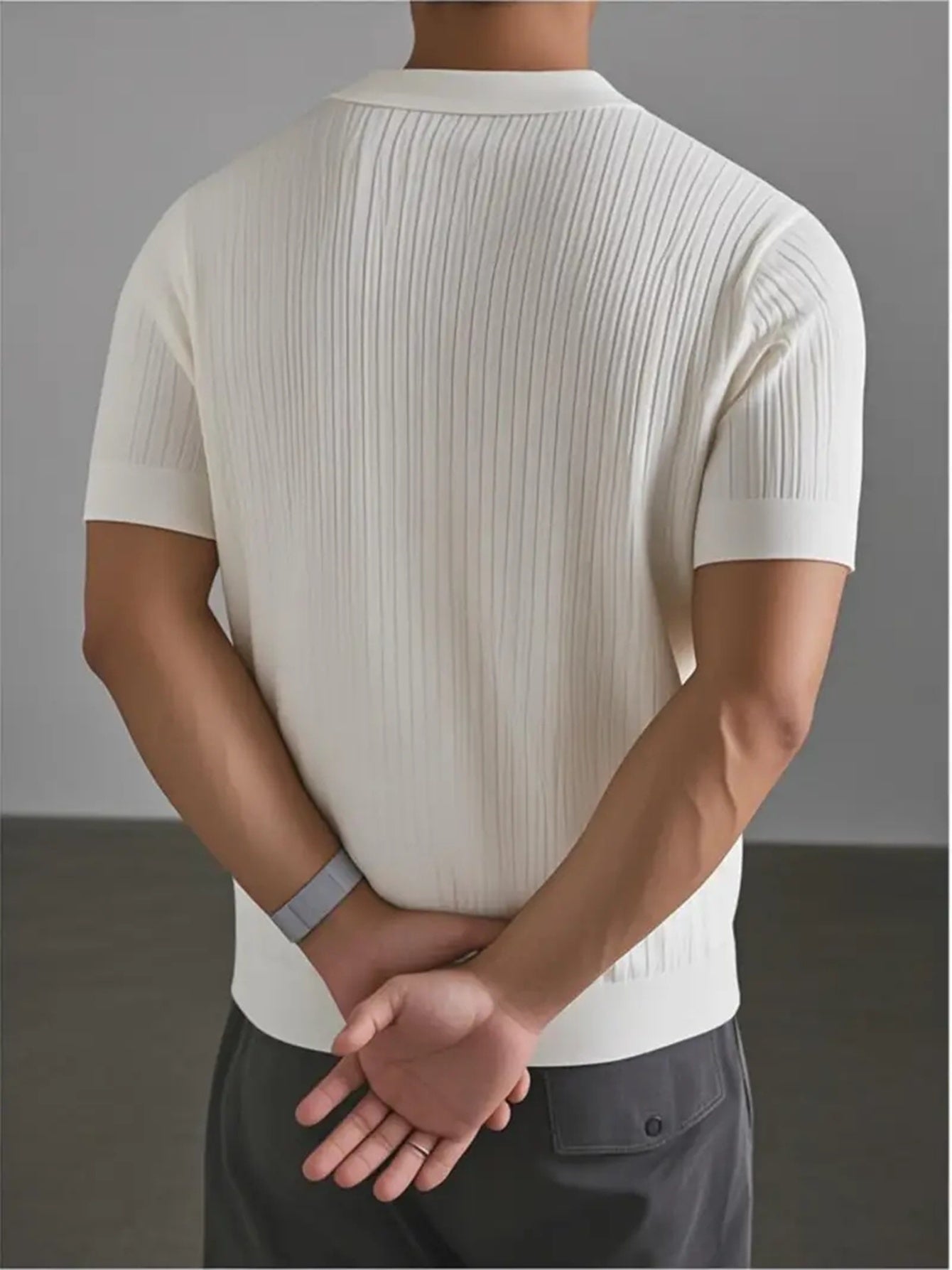 Camiseta gola polo de malha com listra vertical.