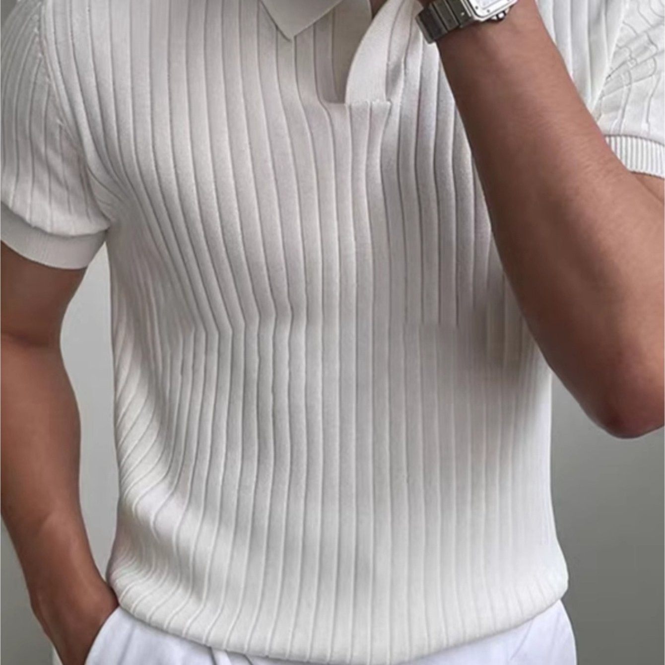 Camiseta gola polo de malha com listra vertical.