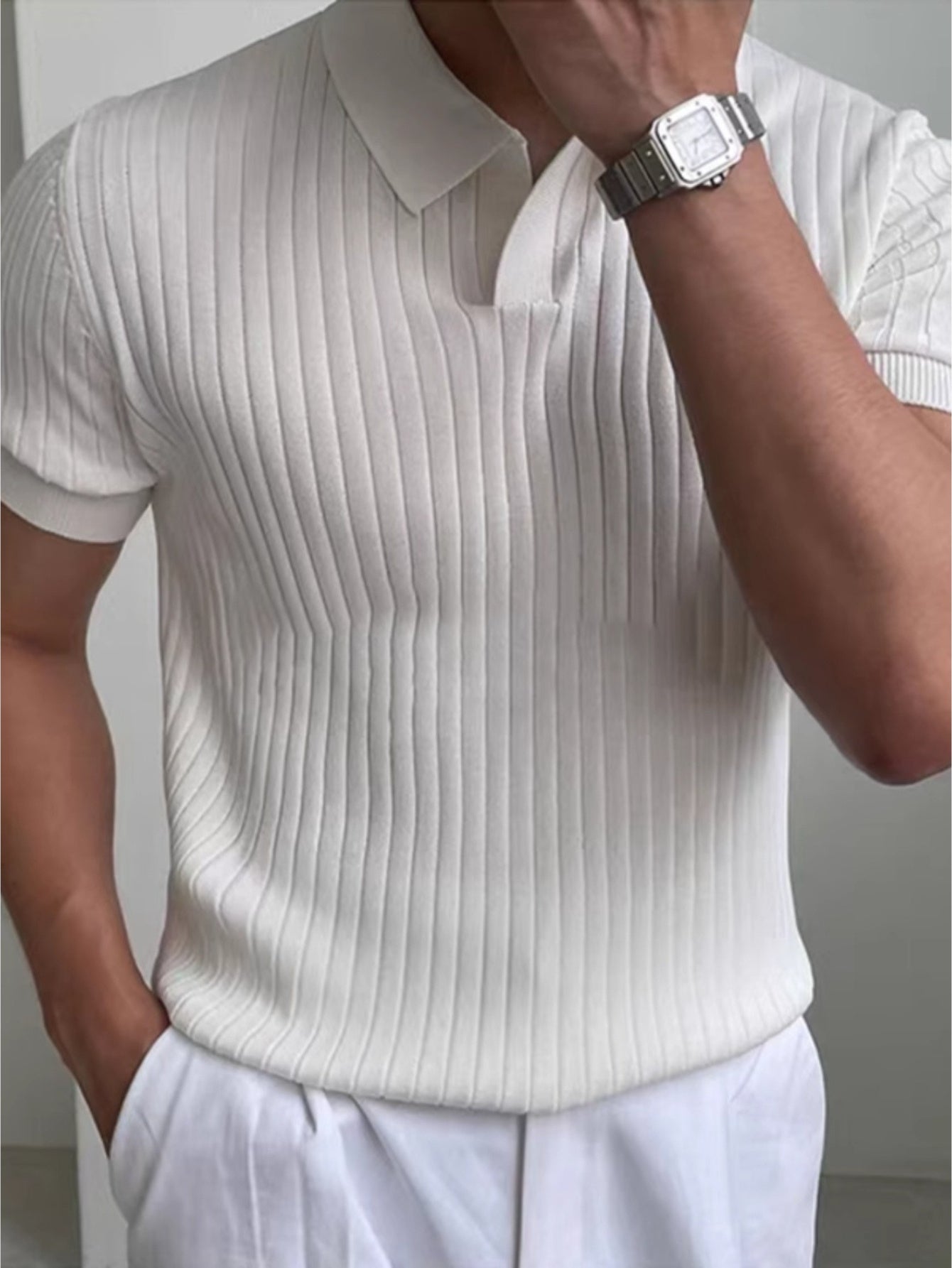 Camiseta gola polo de malha com listra vertical.